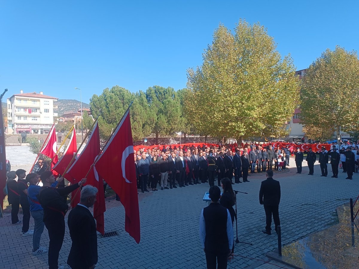 29 Ekim Cumhuriyet Bayramı Kutlamaları Kapsamında İlçemizde Atatürk Anıtı’na Çelenk Sunma Töreni Düzenlendi.