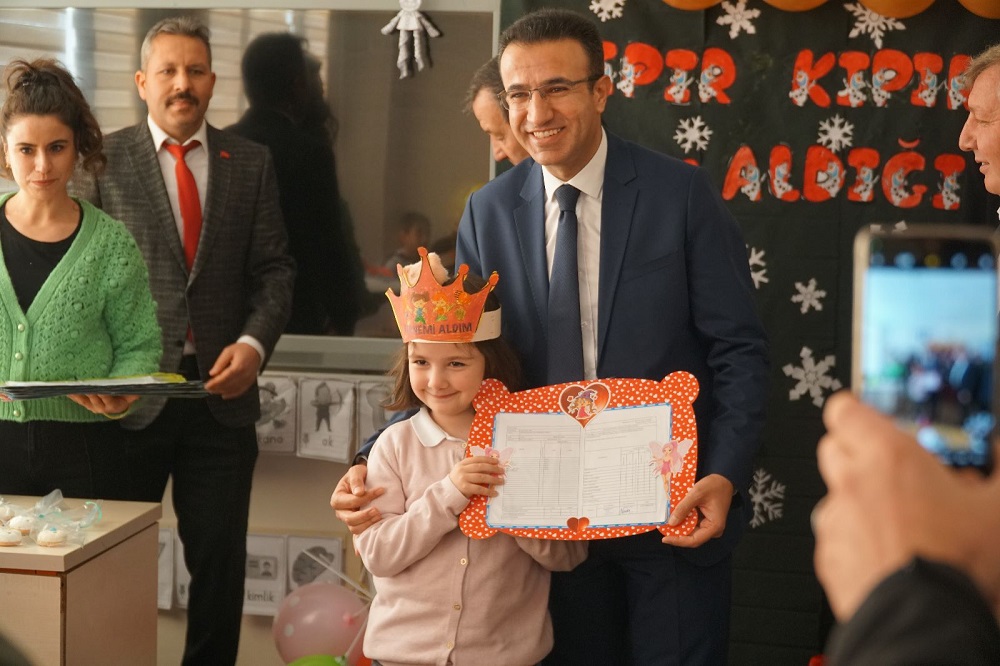 Kaymakamımız Sayın Ayhan AKPAY, 75. Yıl Cumhuriyet İlkokulu'nda Düzenlenen Karne Dağıtım Törenine Katıldı.